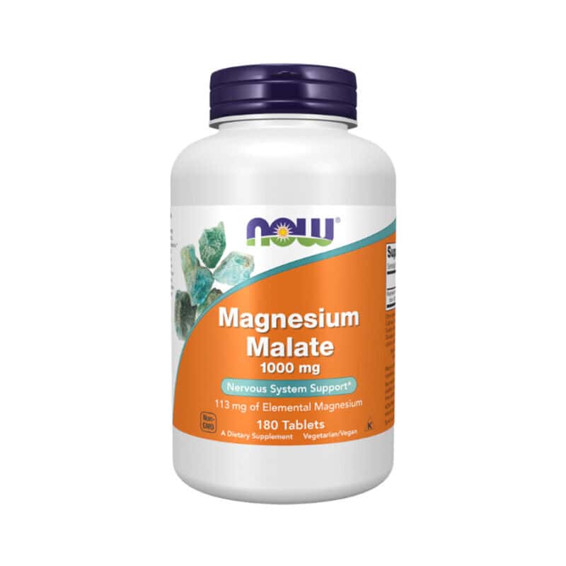 Frasco branco do suplemento Magnésio Malato 1000 mg da marca Now Foods, contendo 180 comprimidos. A embalagem apresenta uma etiqueta laranja com detalhes verdes e brancos, destacando o suporte ao sistema nervoso e a presença de 115 mg de magnésio elementar por dose. O produto é adequado para vegetarianos e veganos, além de ser Non-GMO (livre de organismos geneticamente modificados). Na lateral da etiqueta, vê-se uma ilustração de minerais, representando a origem natural do magnésio malato. Este suplemento é formulado para promover energia, saúde muscular e equilíbrio do sistema nervoso, sendo ideal para quem busca melhorar o desempenho físico e mental.