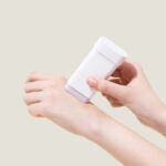 Protetor Solar Vegan em Stick com Bakuchiol Peptídico SPF 50+ 50g da Máry & May, proteção prática e eficaz com ingredientes naturais