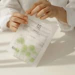 Máscara facial da Beauty of Joseon com embalagem minimalista em tons claros, destacando a Centella Asiatica como ingrediente principal