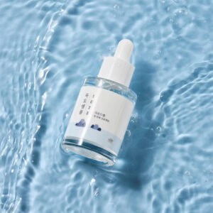 Frasco da 1025 Dokdo Ampola 200ml da Round Lab, tratamento intensivo para hidratação profunda e fortalecimento da barreira cutânea.