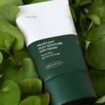 Frasco do Heartleaf Silky Moisture Creme Solar SPF50/PA++++ 50ml da Anua, protetor solar hidratante com textura leve.