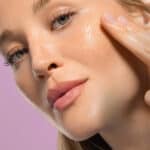 Booster sérum drops hidratante Weleda em frasco de 30ml, cuidado facial intensivo com ácido hialurónico para hidratação profunda da pele.